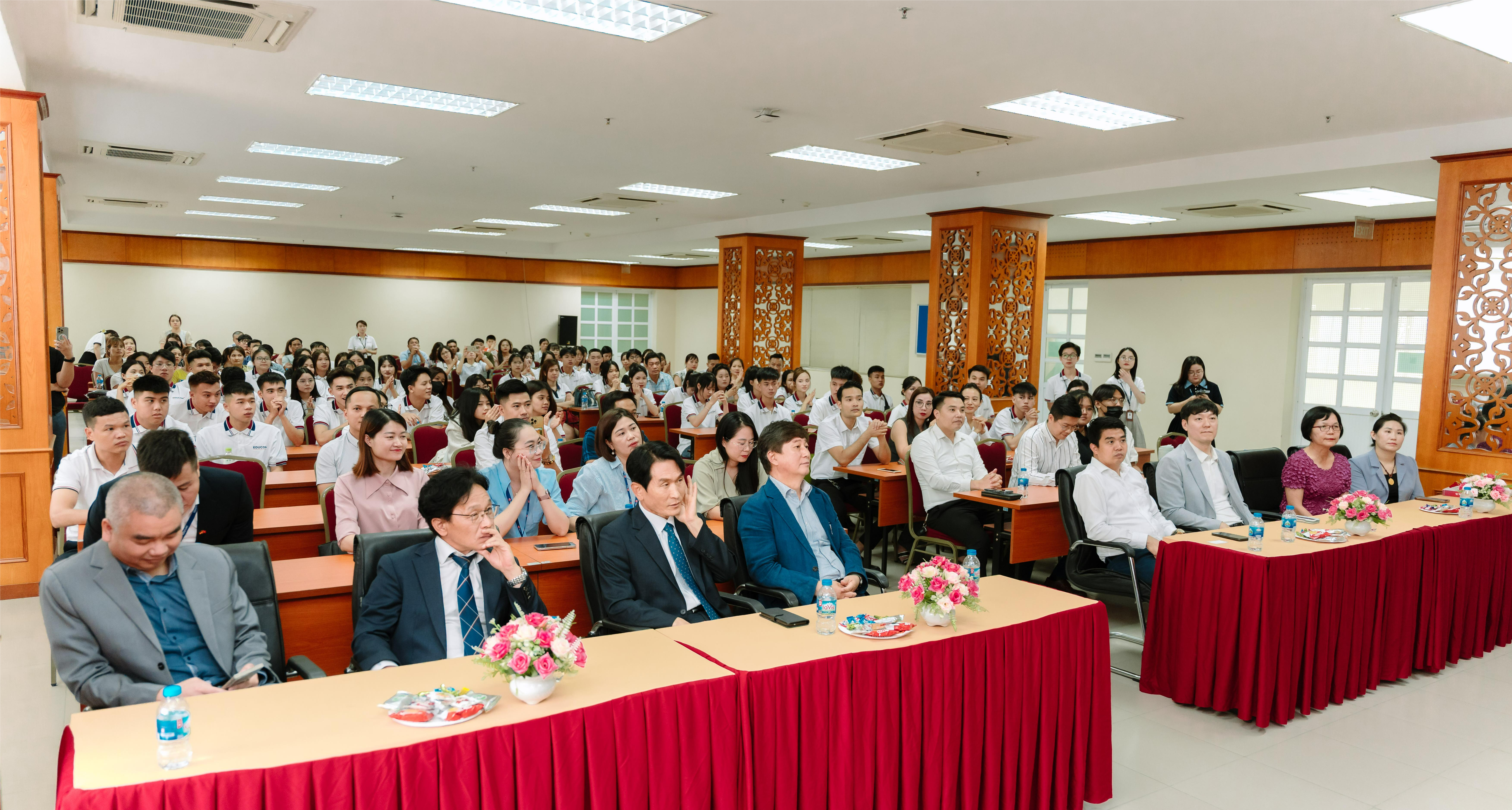 Hình ảnh hội trường với sức chứa hơn 200 người