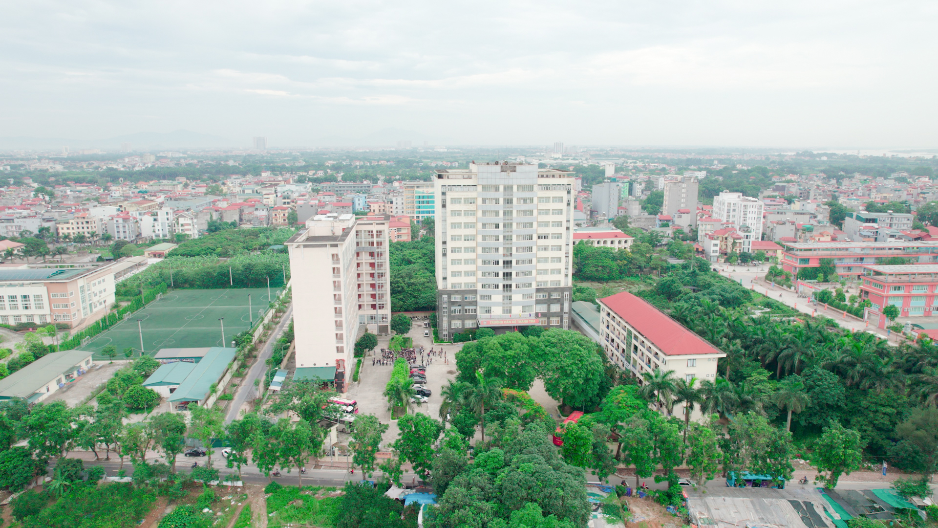 Toàn cảnh tòa nhà học tập, khu ký túc xá và sân thể thao