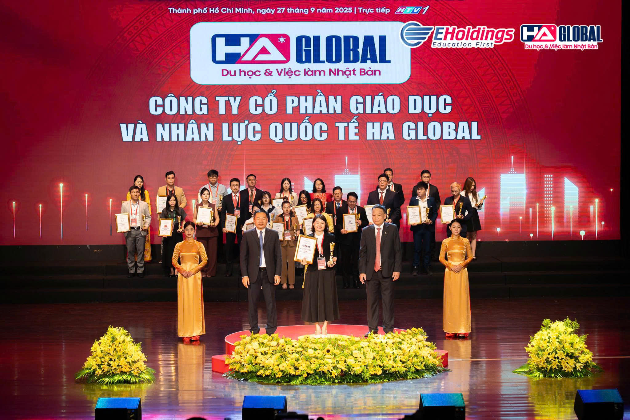 Bà Phan Thị Vân Anh - CEO Công ty cổ phần giáo dục và nhân lực quốc tế HA Global nhận giải thưởng “Top 10 Thương hiệu Xuất sắc Việt Nam năm 2025” của Ban tổ chức 